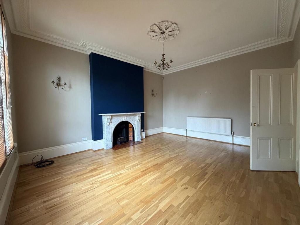 Property photo 2 of 33 Living Room