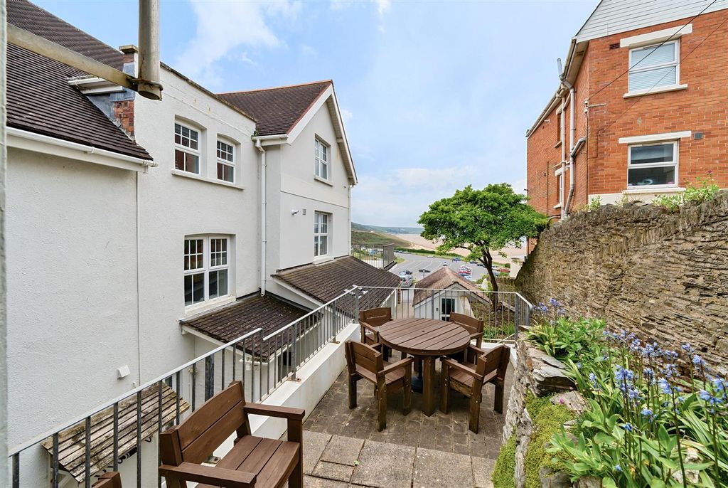 Property photo 3 of 14 Terrace