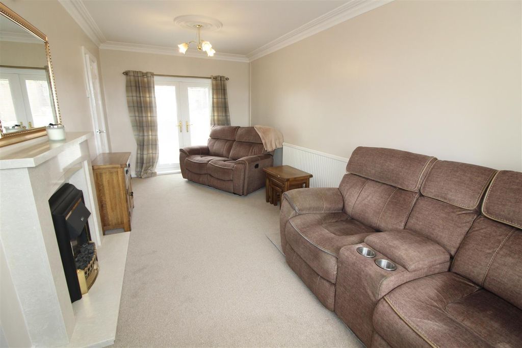 Property photo 2 of 37 Lounge 4.Jpg