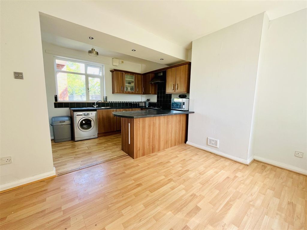 Property photo 3 of 25 Dining Kitchen