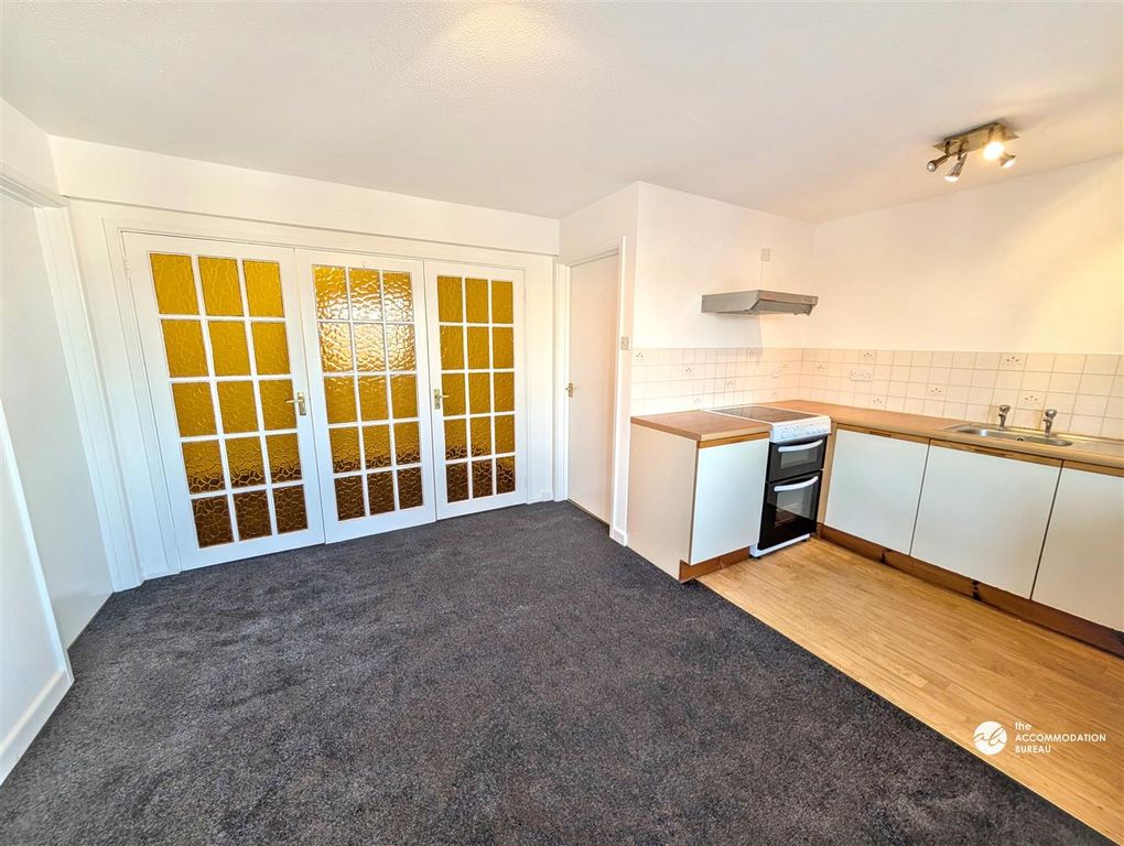 Property photo 3 of 11 Lounge/Kitchen