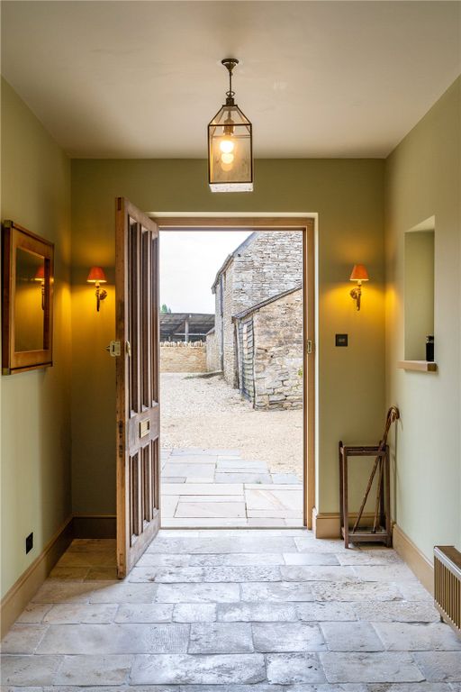 Property photo 3 of 27 Entrance Hall