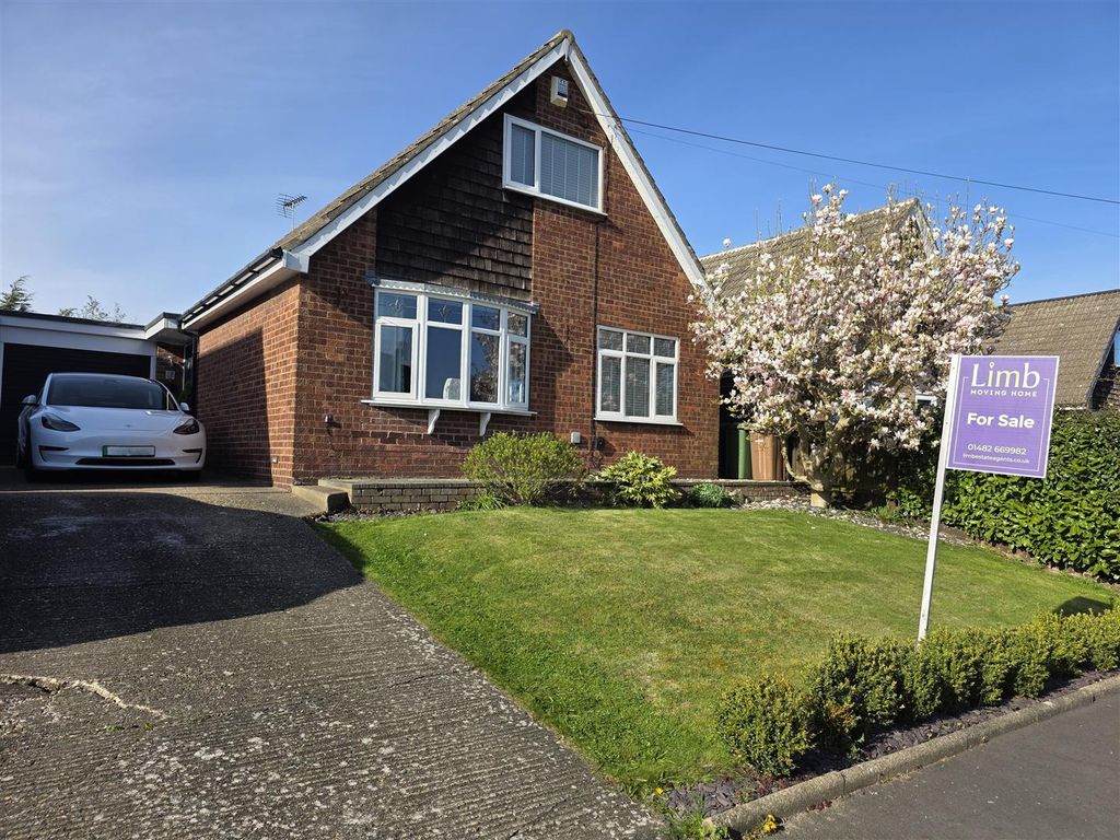 Property photo 1 of 19 18 Dower Rise - Front