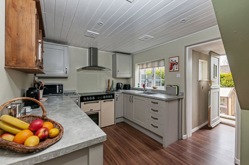 Property photo 3 of 27