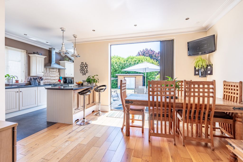 Property photo 1 of 30 Photo 4