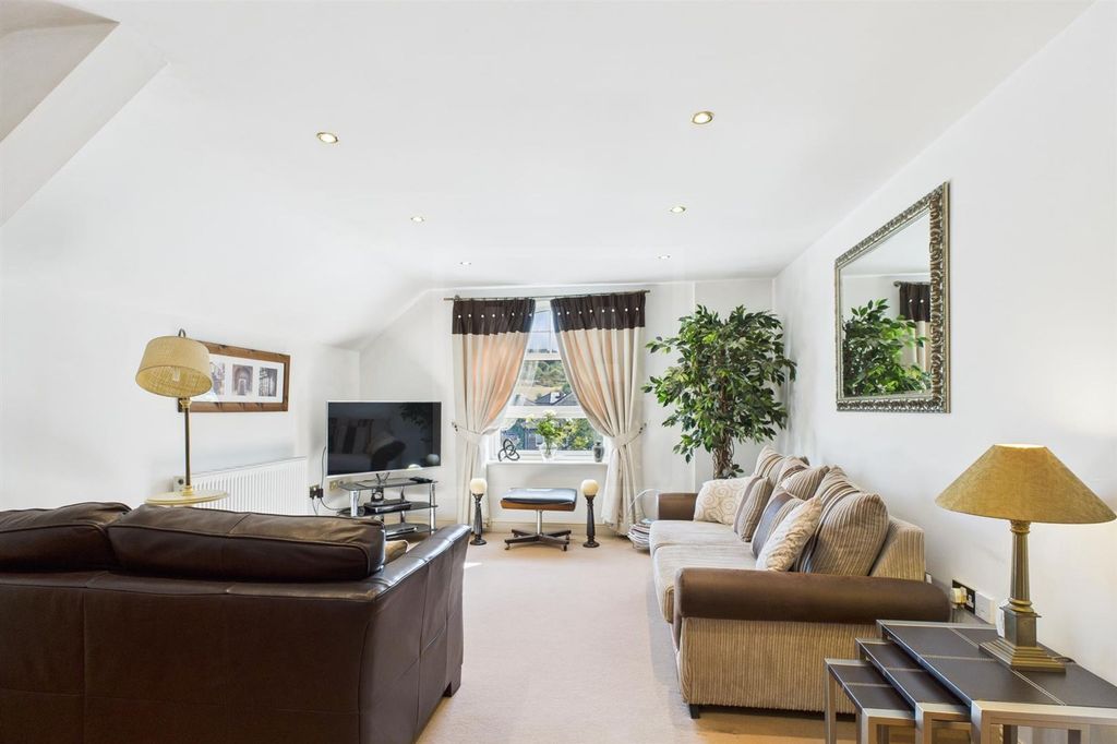 Property photo 2 of 15 Lounge