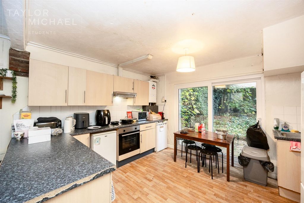 Property photo 1 of 11 Kitchen