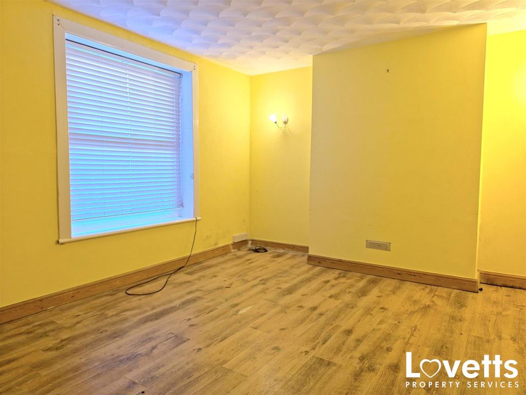 Property photo 3 of 11 Living Room