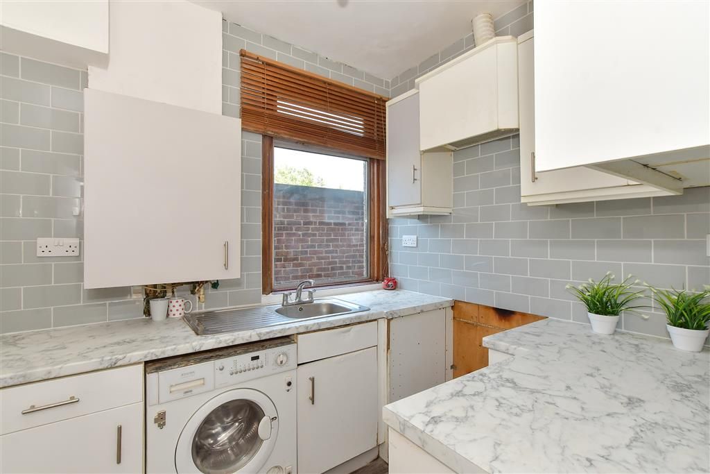 Property photo 3 of 10 Kitchen