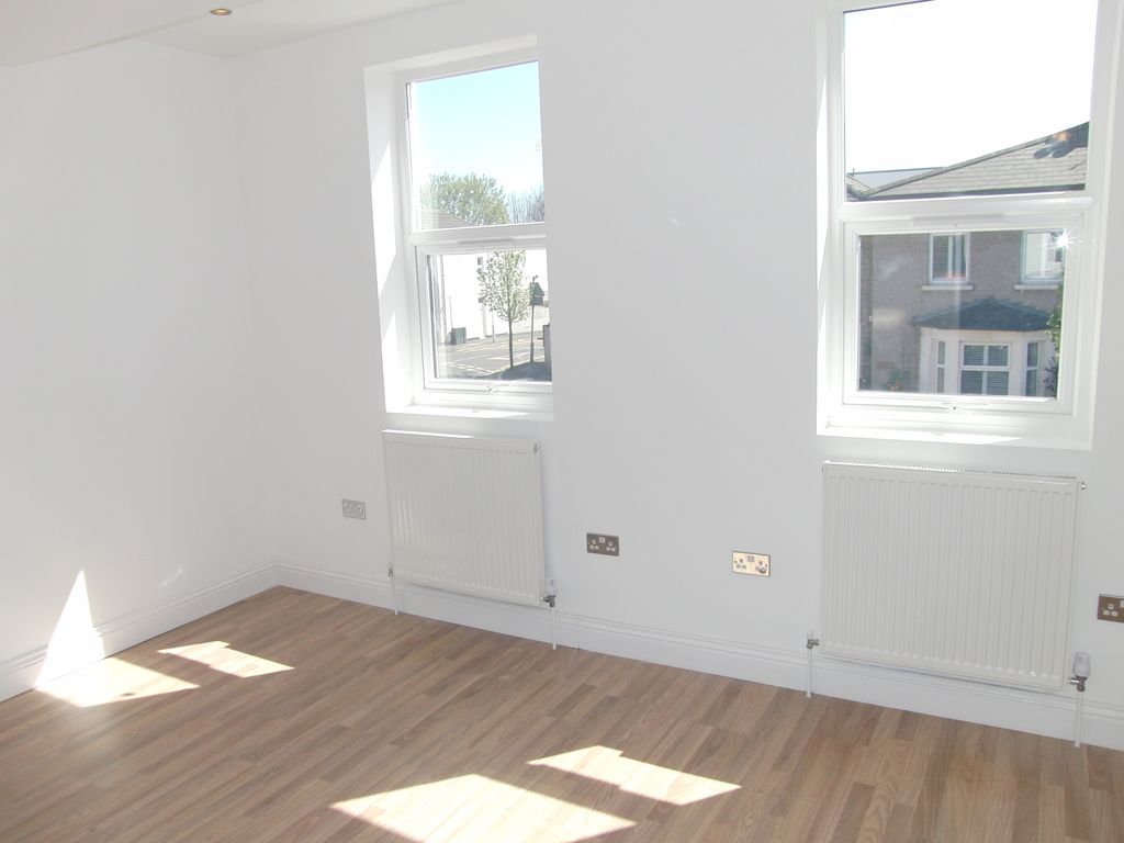 Property photo 2 of 10 Main Bedroom