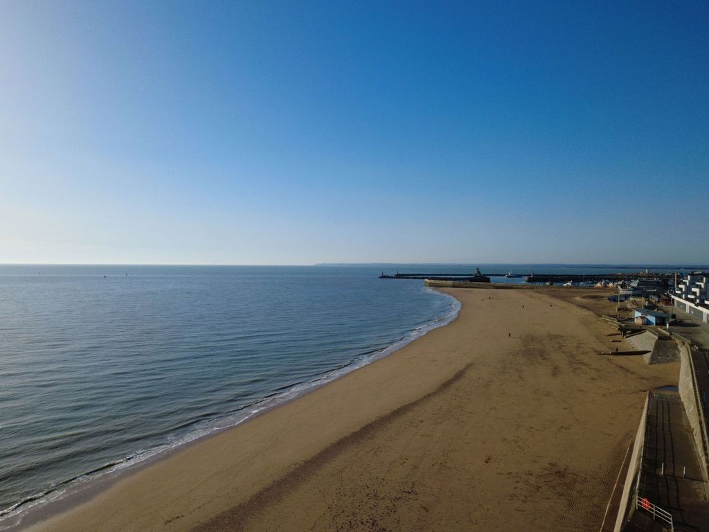 Property photo 2 of 28