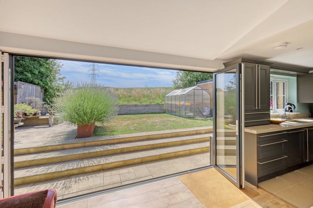 Property photo 2 of 28