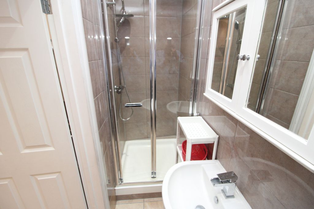 Property photo 3 of 8 Bathroom