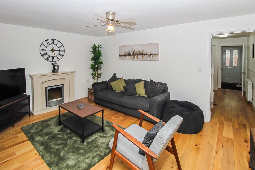 Property photo 3 of 14 Lounge