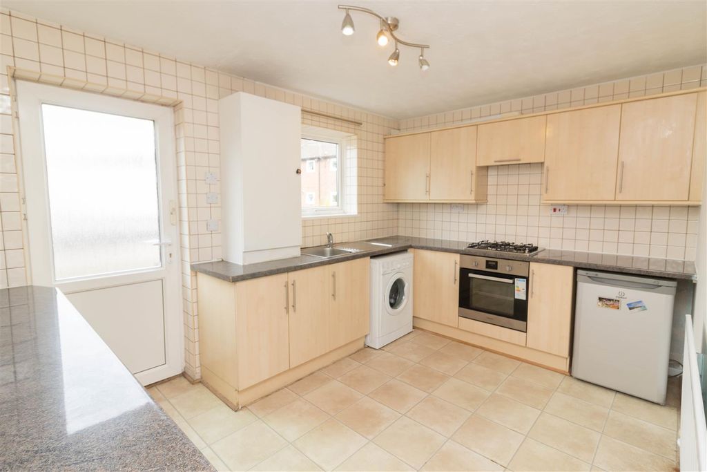 Property photo 3 of 6 Kitchen