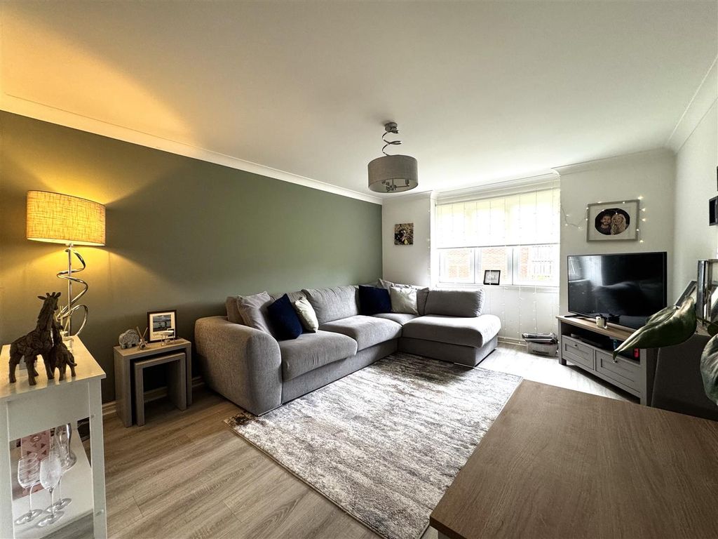 Property photo 2 of 18 Lounge