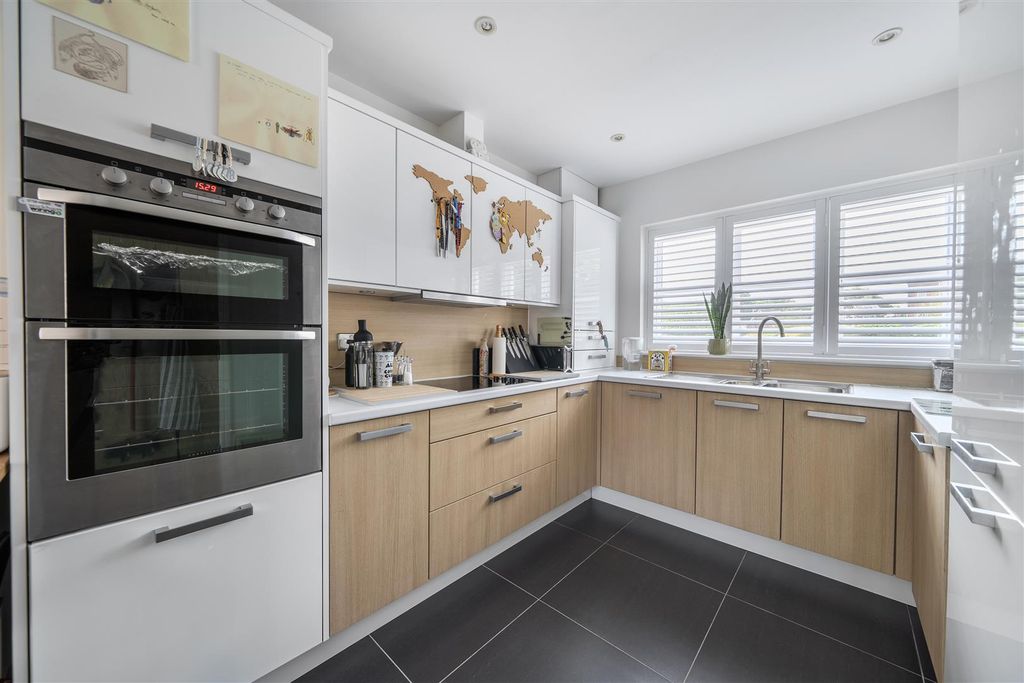 Property photo 3 of 23 Kitchen