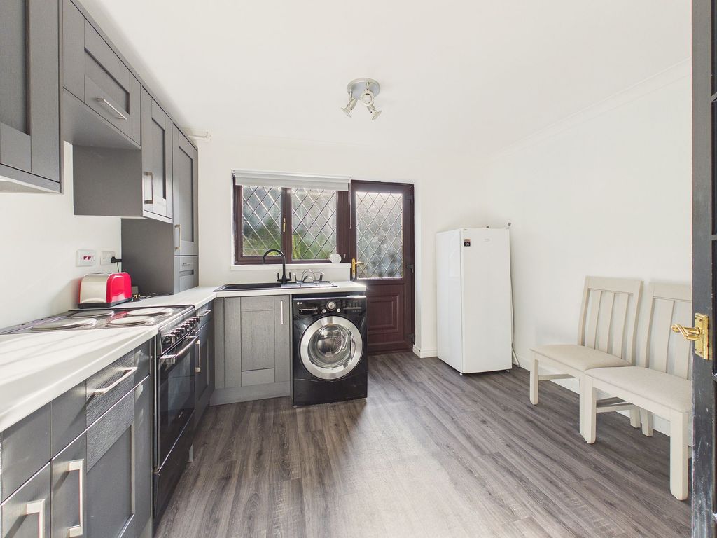 Property photo 3 of 11 Kitchen