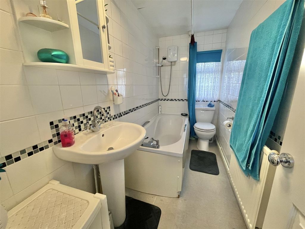 Property photo 3 of 8 Bathroom