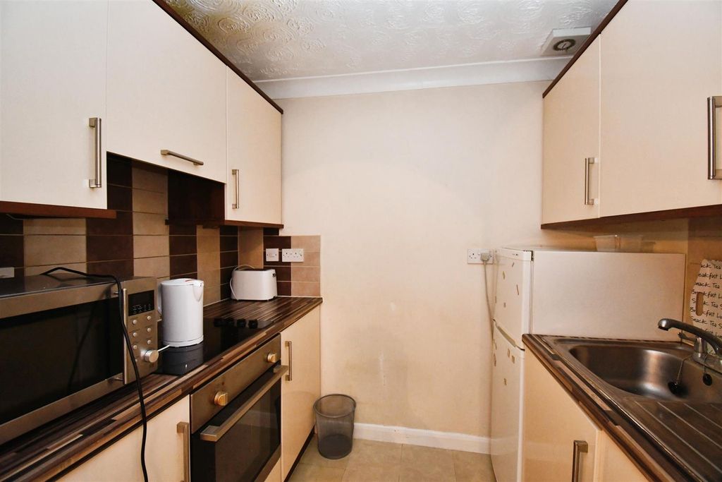 Property photo 3 of 9 Kitchen