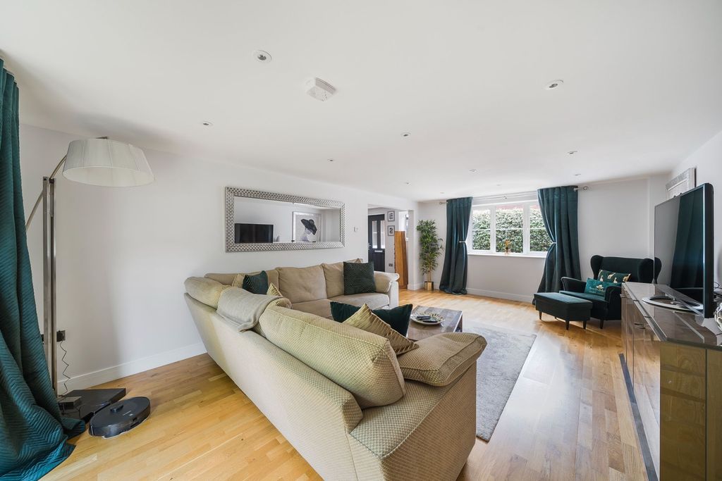 4 bed detached house for saleCedar View, 20B Picket Piece, Andover SP11 photo 5