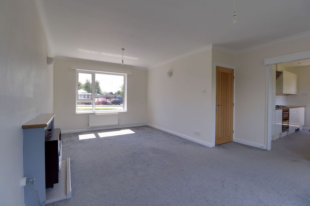 Property photo 2 of 15 Living/Dining Room