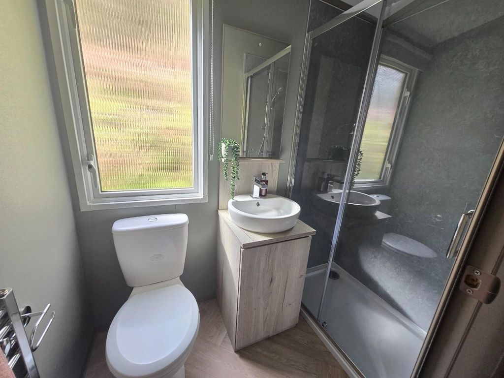 Property photo 3 of 9 Bathroom.Jpg