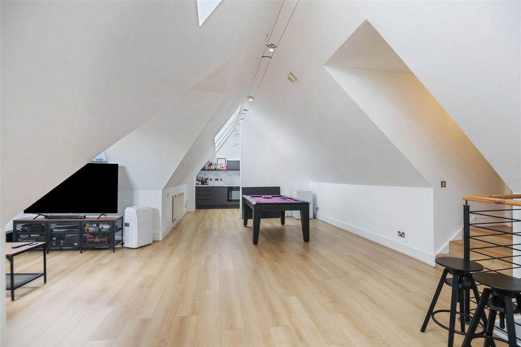 Property photo 2 of 23 Picture No. 24