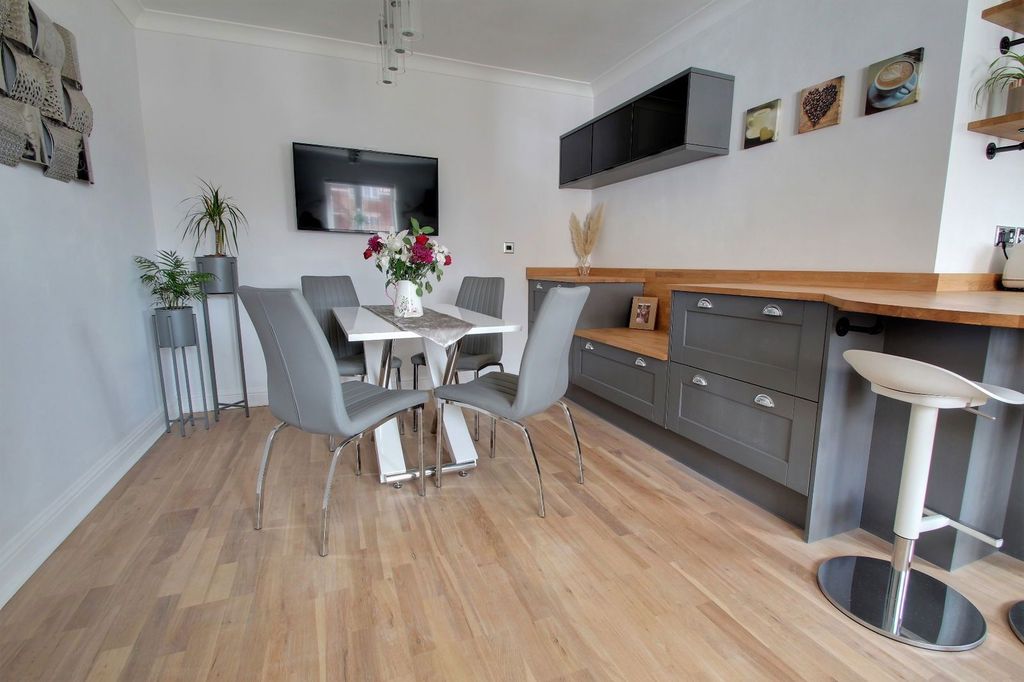 Property photo 3 of 34