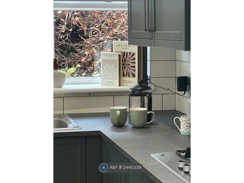 Property photo 2 of 21 Modern Fitted Kitchen