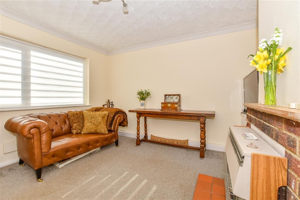 Property photo 1 of 9 Lounge