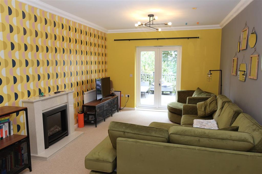 Property photo 2 of 12 Lounge