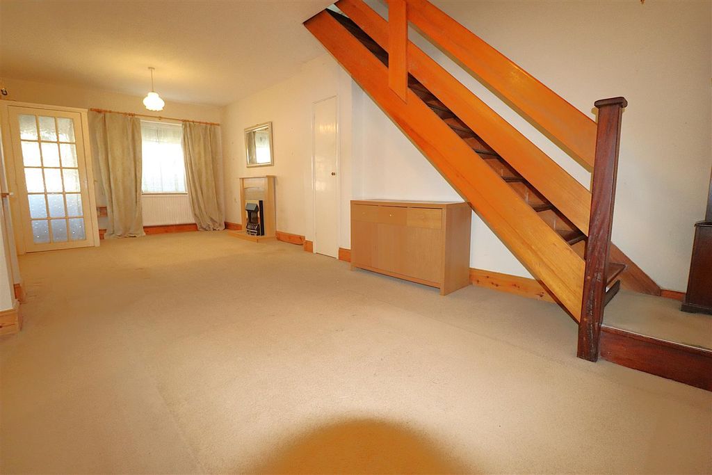 Property photo 3 of 16 Lounge