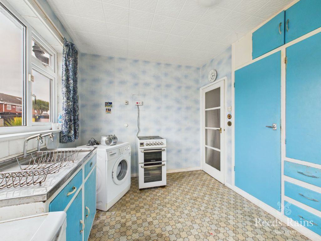 Property photo 3 of 11 Kitchen