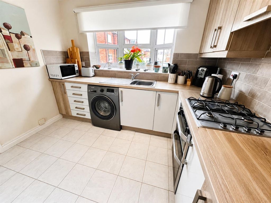 Property photo 3 of 16 Kitchen