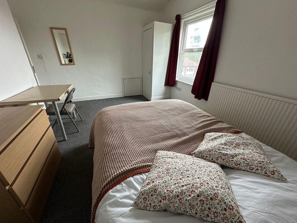 Property photo 3 of 17 A Cozy Single Bedroom Featuring A Comfortable Bed ...