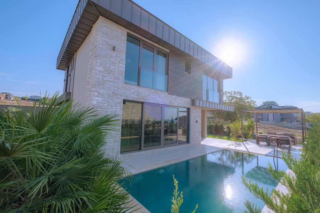 Property photo 1 of 20 Sea View Villas For Sale In Buyukcekmece, Istanbul - A Modern Sea View Villa With A Private Pool And Large Sun Terrace