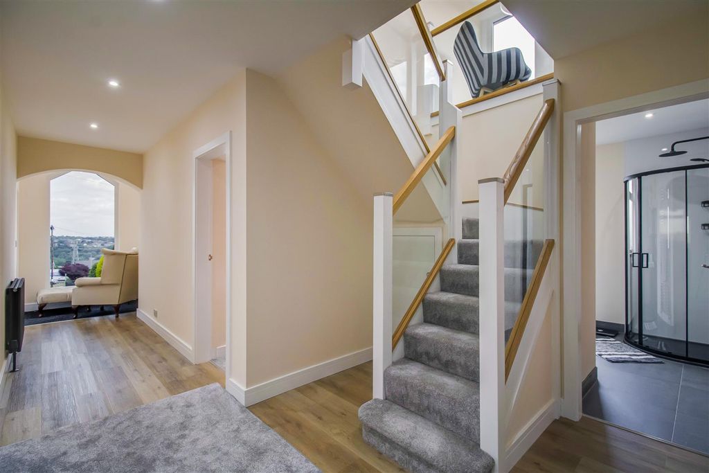 Property photo 3 of 31 Entrance Hall