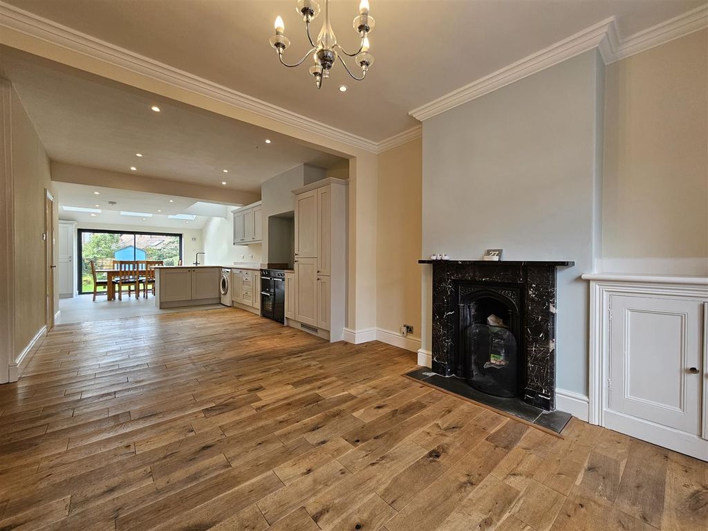 Property photo 3 of 23 Lounge