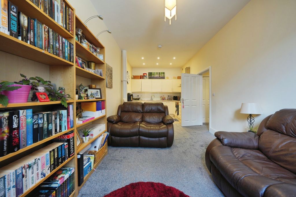 Property photo 3 of 12 Lounge
