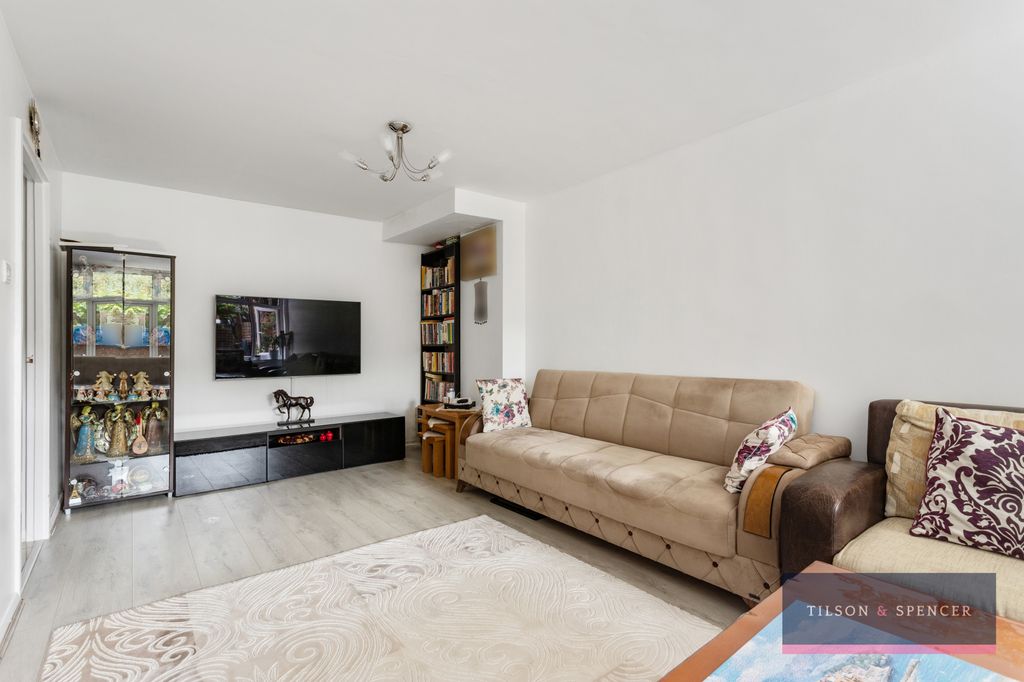 Property photo 2 of 12 1908202114_Tils_98 Kessock Close _N17 9Pw_003