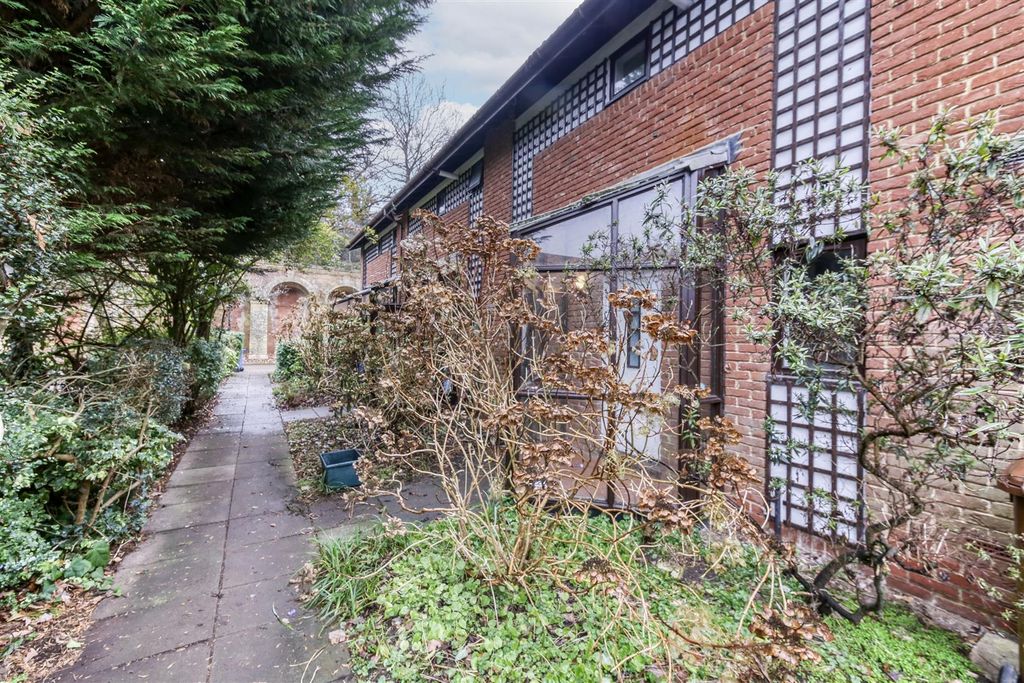 Property photo 2 of 16 Garden