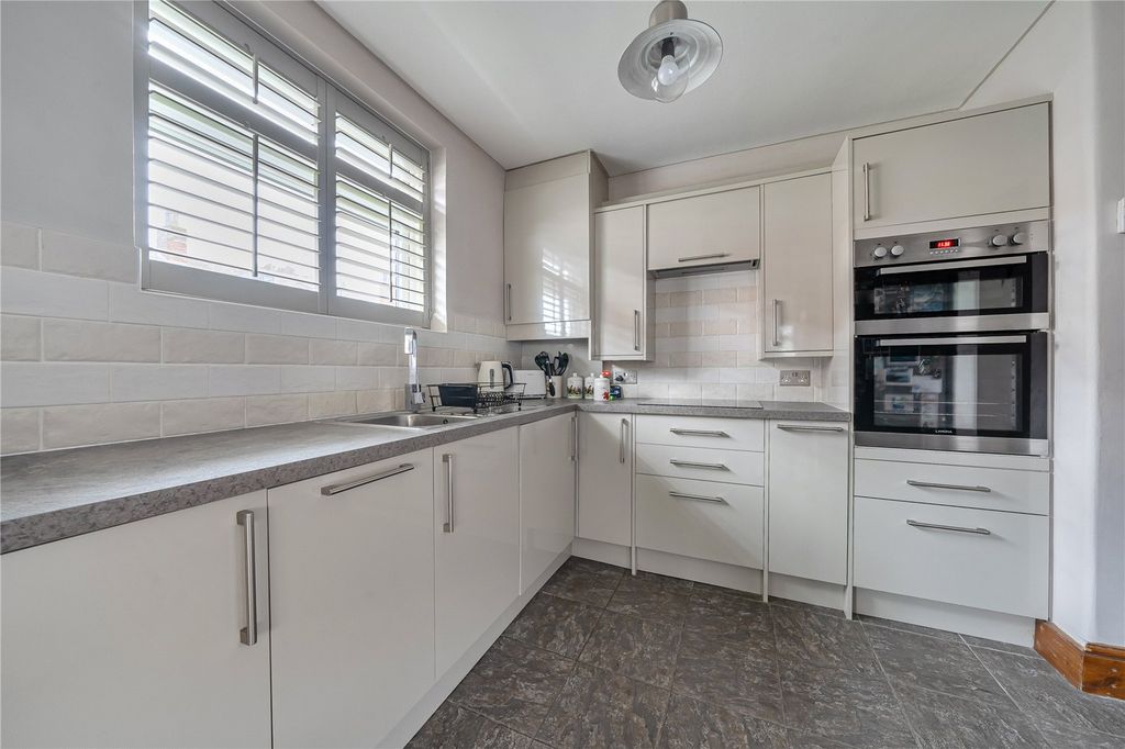 Property photo 3 of 17 Kitchen