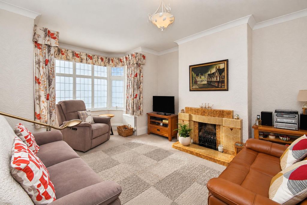 Property photo 1 of 20 Cosy Traditional Living Room With Bay Window.Png