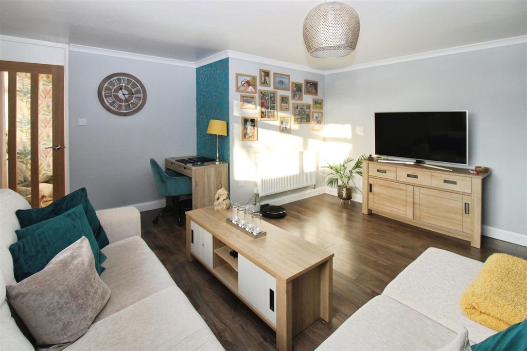 Property photo 3 of 18 Lounge