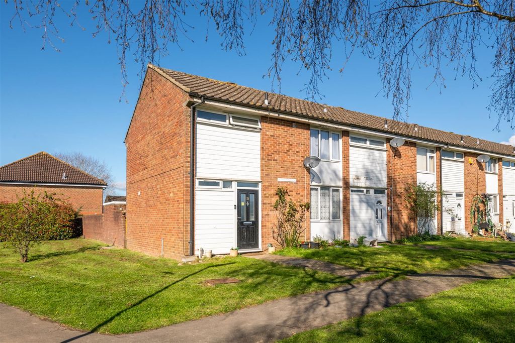 Property photo 1 of 11 15 Rutherwick Close Externals-4 - Copy.Jpg