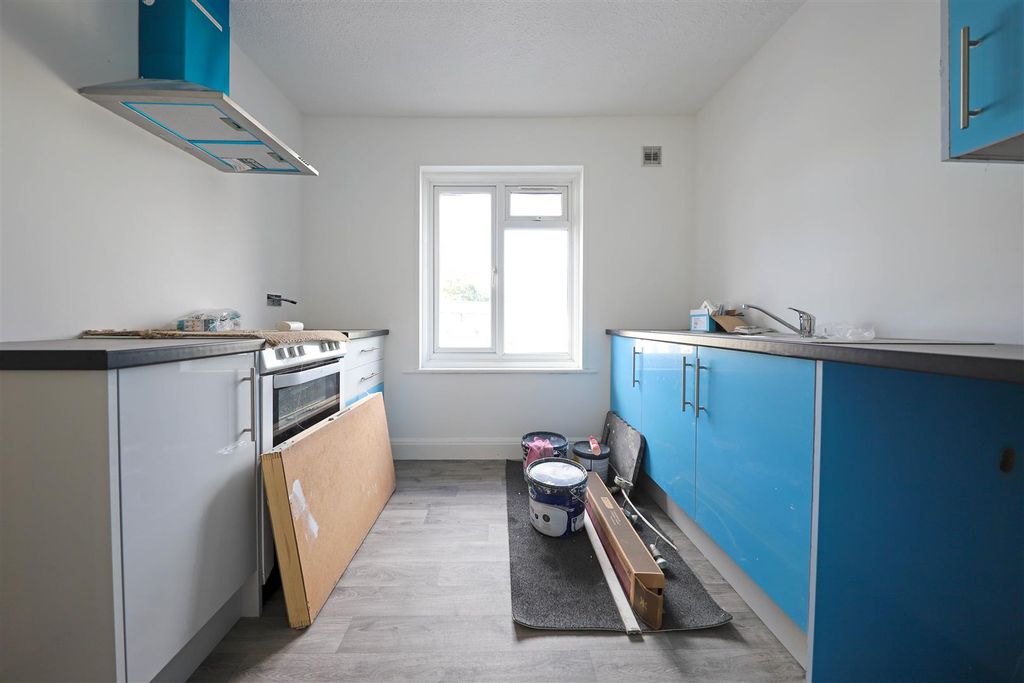 Property photo 3 of 7 Nicholas James Carden Kitchen_.Jpg