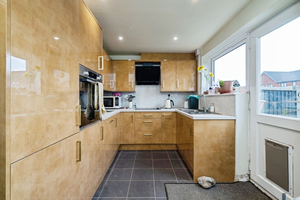 Property photo 2 of 21 Kitchen