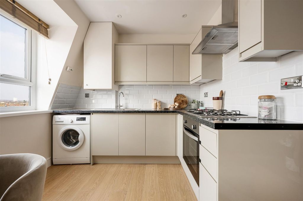 Property photo 2 of 27 Eastwood Close, E18