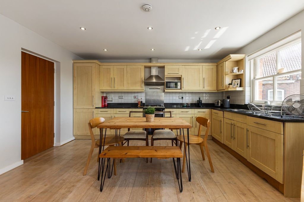 Property photo 3 of 8 Kitchen